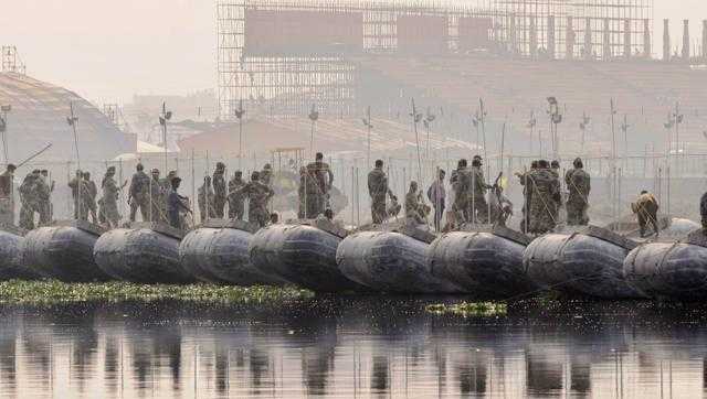 yamuna-thursday-hindustan-pontoon-bridge-workers-assembling