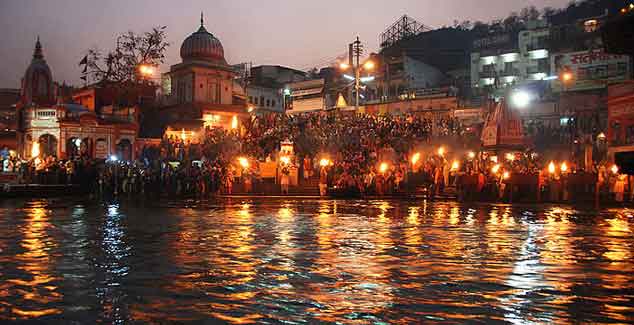 Picture-3-every-night-Ganga-Arti-Prayers-to-river-ganges-at-haridwar