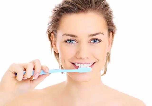 दांतो की सफाई नही, बल्कि आपका टूथपेस्ट करता है टूथब्रश खराब