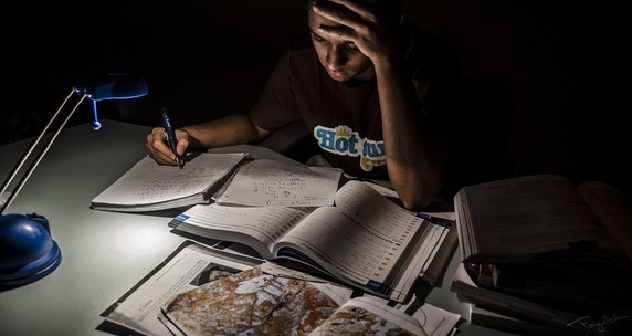 रात में पढाई करने के फायदे और नुकसान
