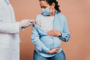 should breastfeeding and pregnant women take corona vaccine