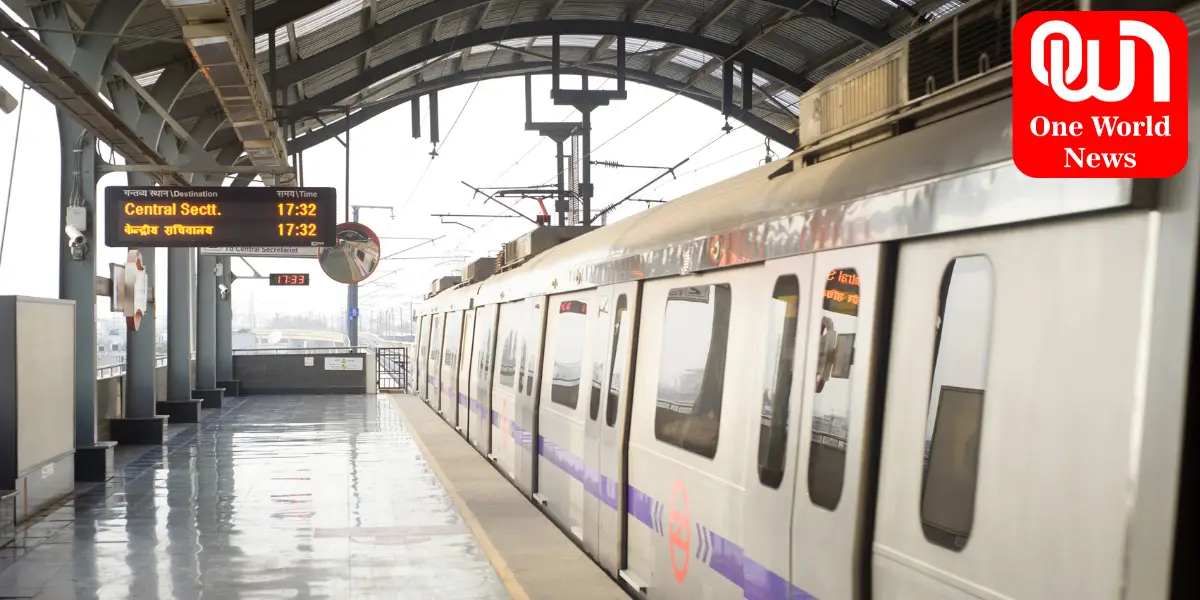 Metro Couple Video_ दिल्ली मेट्रो में एक दूसरे से चिपककर किस कर रहा था कपल, सोशल मीडिया पर नया वीडियो वायरल
