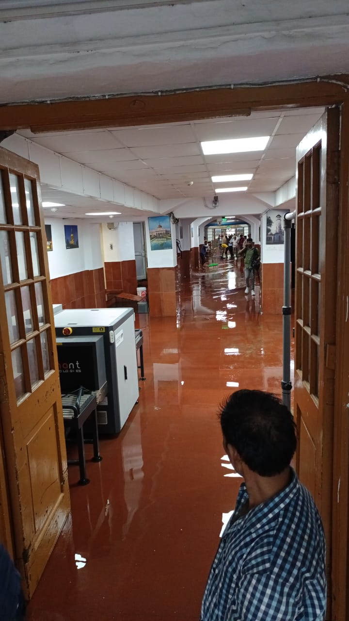 विधानसभा में भरा पानी