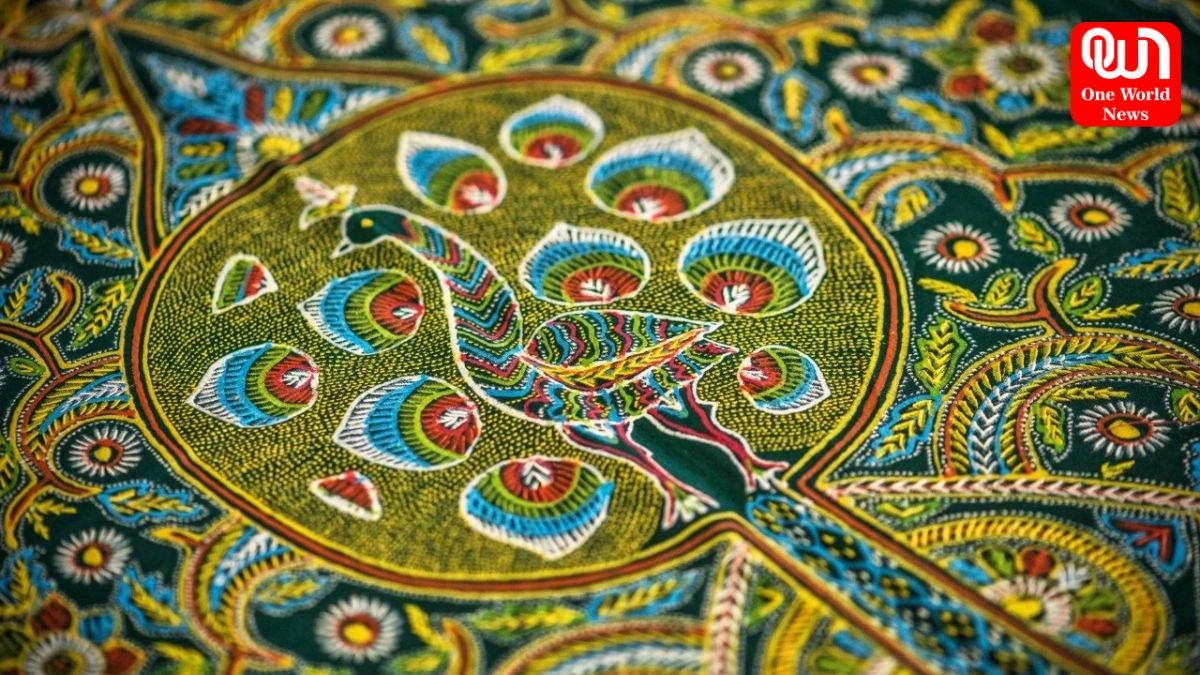 Rogan Painting : कपड़े पर बिना छुए चित्रकारी, जानें 400 साल पुरानी रोगन पेंटिंग के बारे में 1 Rogan Painting