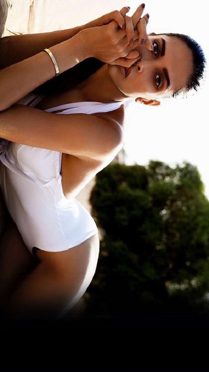 Deepika Padukone Hot Photos: बिकनी में आग लगा रहीं दीपिका पादुकोण, लड़के तो लड़के, लड़कियों की भी फोटो से नहीं हट रही नजर 17 Deepika Padukone Hot Photos