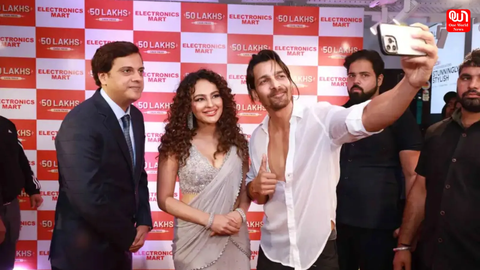 Electronics Mart Bumper Draw: अभिनेता हर्षवर्द्धन राणे व अभिनेत्री सांची ने बांटे इलेक्ट्रॉनिक्स मार्ट के 'लकी ड्रा' विजेताओं को पुरस्कार, ये रही इनामी राशि 1 Electronics Mart Bumper Draw 5 Lucky Shoppers Win Rs. 50 Lakhs in Cash Prizes