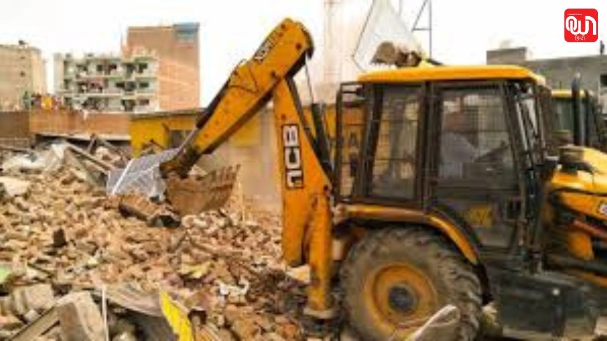Bulldozer Action: सरकारी एक्शन, फार्म हाउस और लग्जरी पूल पर चला बुलडोजर, करोड़ों की जमीन मुक्त 1 Bulldozer Action