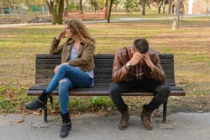 Narcissistic relationships: रिश्तों में नार्सिसिज्म के संकेत, व्यवहार और इसके भावनात्मक असर को समझें 5 pexels vera arsic 304265 984949