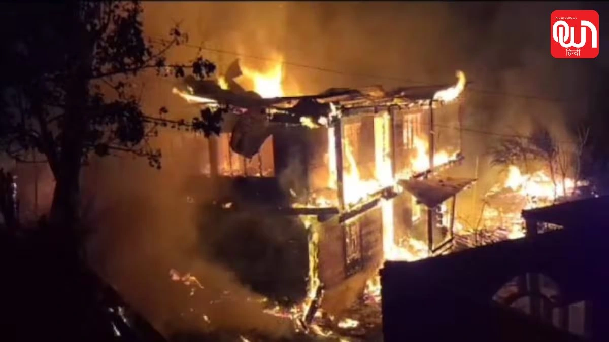 Jammu Massive fire breaks: जम्मू-कश्मीर के अखनूर में भीषण आग, गोदाम से उठता धुआं दूर तक दिखा 1 Jammu Massive fire breaks