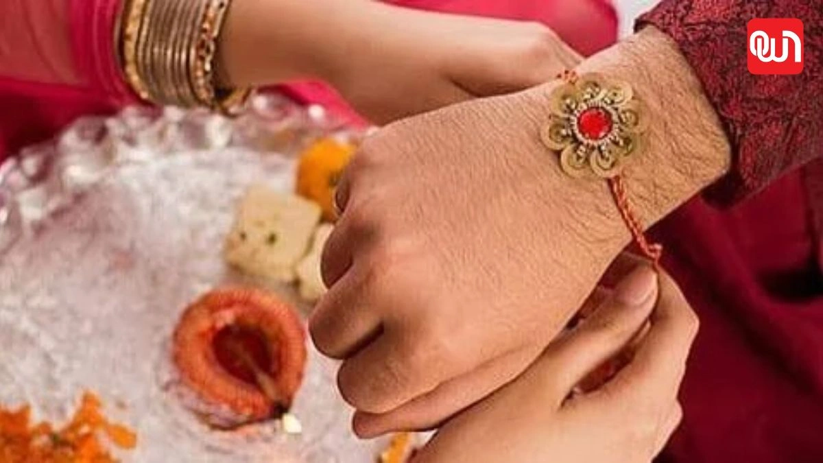 Raksha Bandhan 2026: भाई को तिलक लगाने का बदला अंदाज! रक्षाबंधन 2026 पर रोली-चावल के ये 5 डिजाइन होंगे खास 1 Raksha Bandhan 2026
