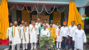 Independence Day 2026: अलीगढ़ में सांसद सतीश गौतम ने किया ध्वजारोहण, बड़ी संख्या में लोग रहे मौजूद 3 Independence Day 2026