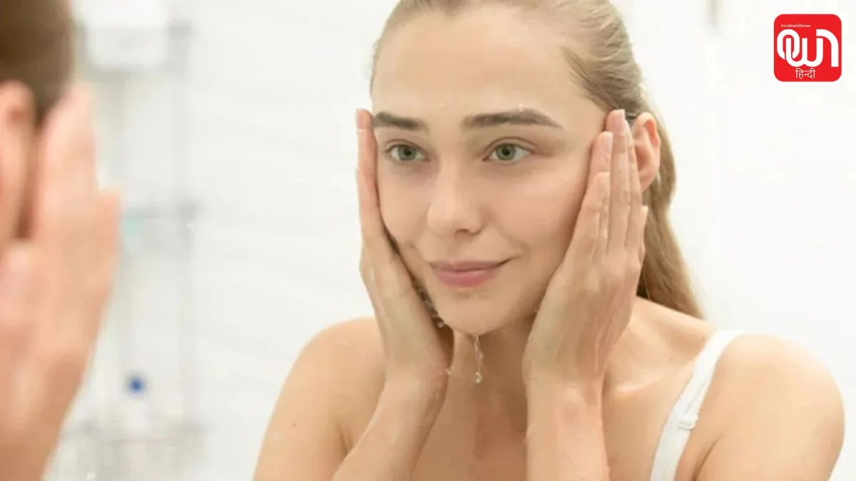 चेहरा साफ करने के लिए एक बार Face Wash काफी नहीं? जानें Double Cleansing का सही तरीका 1 Double Cleansing